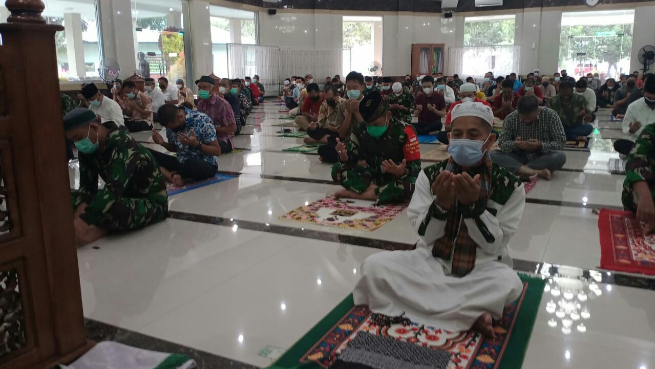 Sholat Jumat Masjid Baitul Khaliq Makorem 102/Pjg Tetap Terapkan Prokes