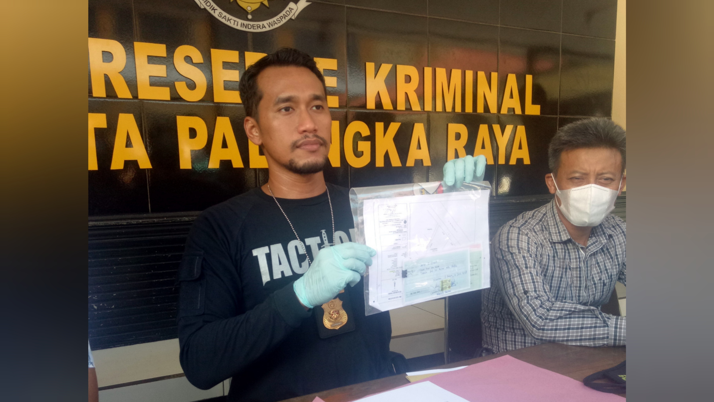 Gelapkan Uang Ratusan Juta Mantan Oknum Lurah Dan  Anaknya , Ditangkap Polisi