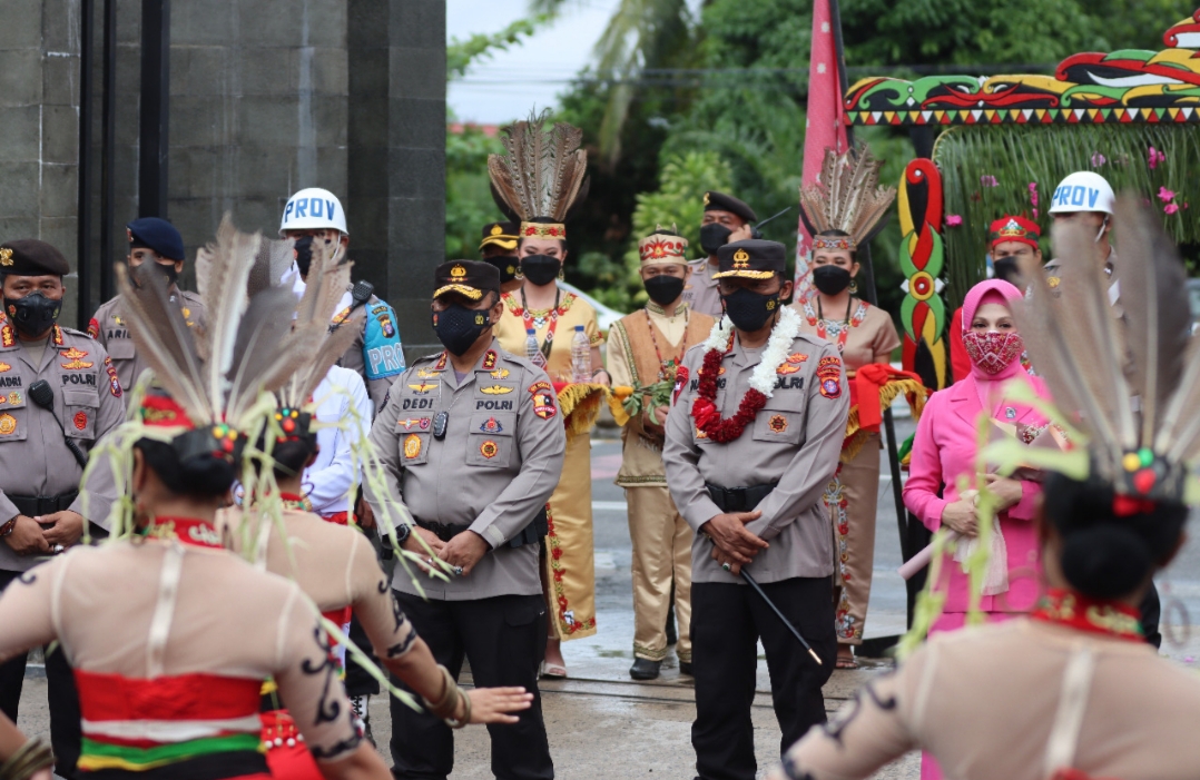 Prosesi Adat Dayak Warnai Penyambutan Kapolda Kalteng Baru