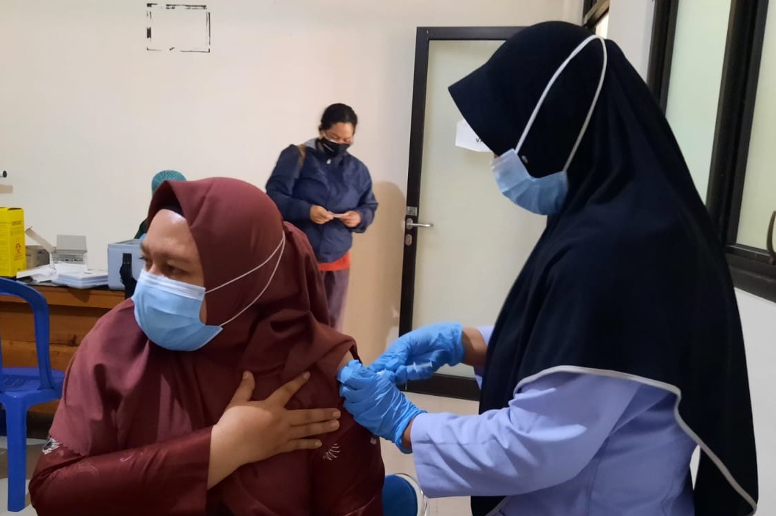 Nakes Palangka Raya Suntik Vaksin Dosis Tiga Jenis Moderna