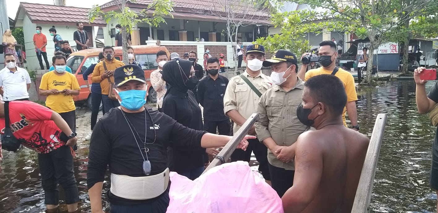 Kadis PUPR Kalteng Dampingi Gubernur Tinjau Korban Banjir