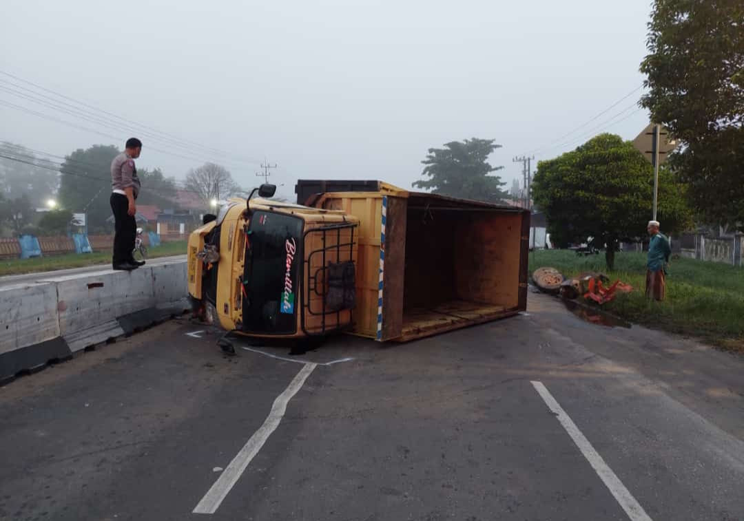 Sopir Diduga Mabuk, Dump Truk Tabrak Median Jalan