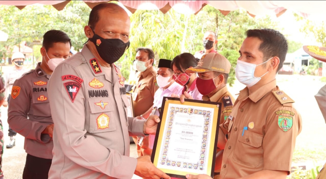 Wujud Apresiasi, Kapolda Kalteng Berikan Piagam Penghargaan