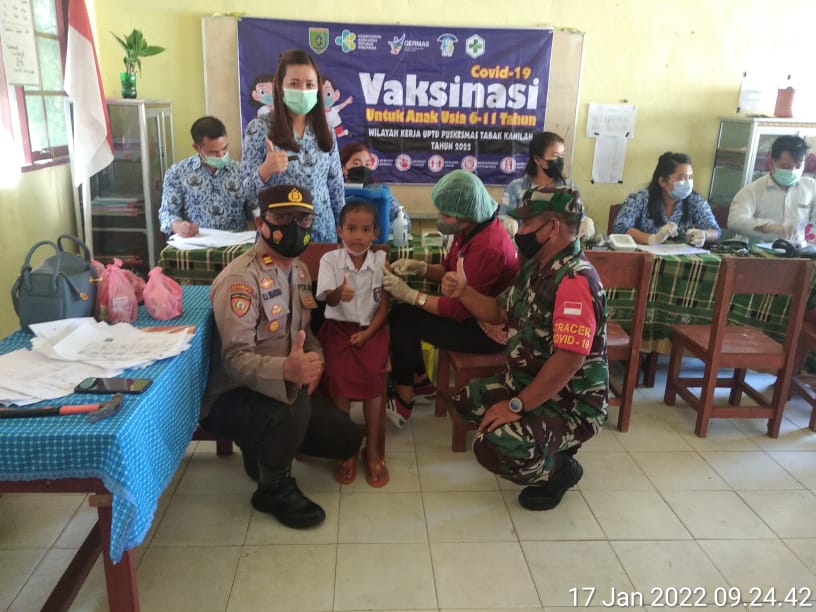 Polsek GBA Kawal Pelaksanaan Vaksinasi di SDN Sarimbuah