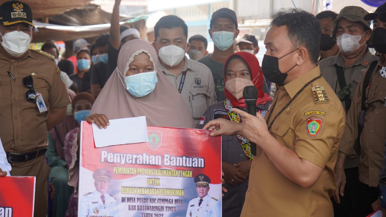 Peduli Warganya, Gubernur Kalteng Serahkan Bantuan