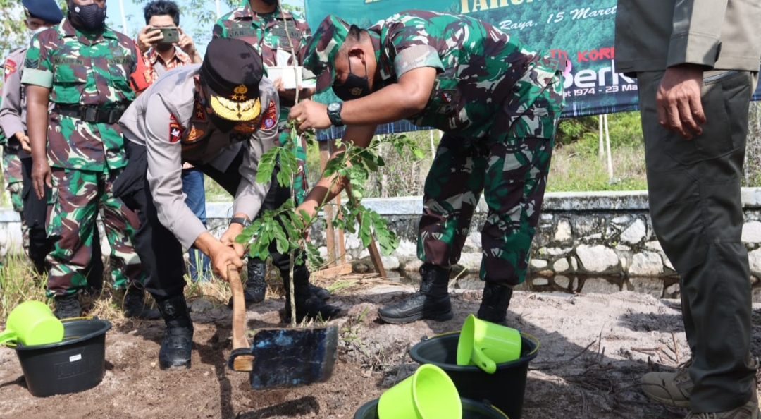 Bersama Danrem 102/Pjg, Polda Kalteng Tanam Sejuta Pohon