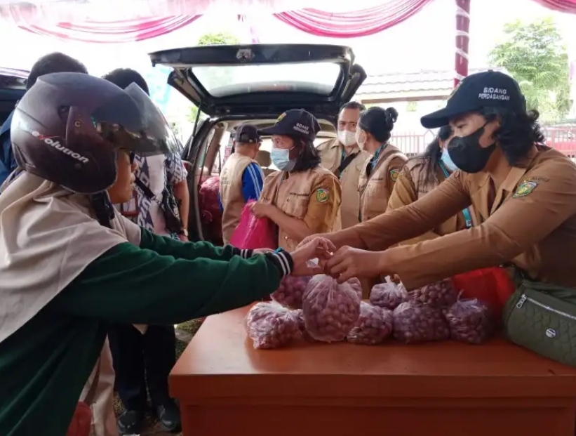 Operasi Pasar, Pemko Distribusikan Bawang Merah dan Bibit Cabai Kepada Masyarakat