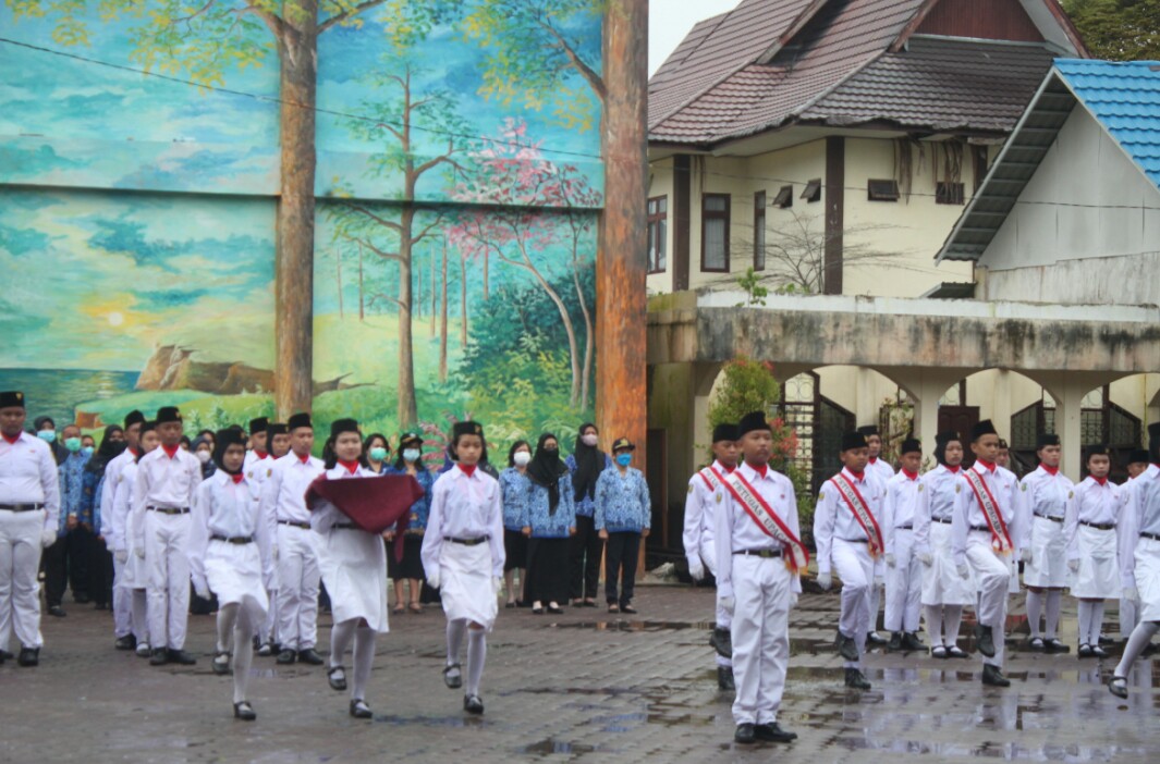 SMPN 2 Palangka Raya Gelar Upacara HUT Kemerdekaan Dengan Penuh Semangat
