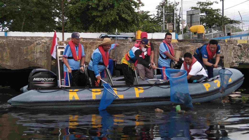KSOP dan Insan Perhubungan Kotim Gelar Aksi Bersih Pantai dan Laut