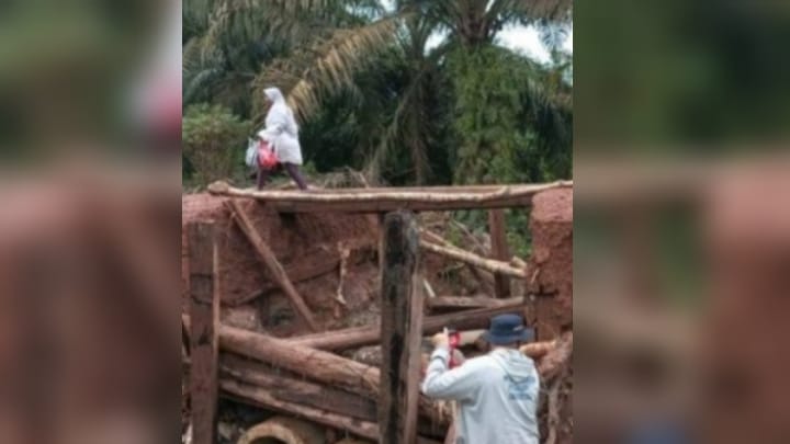 Putus Diterjang Banjir, Pemkab Kotim Perbaiki Jembatan Desa Karang Sari