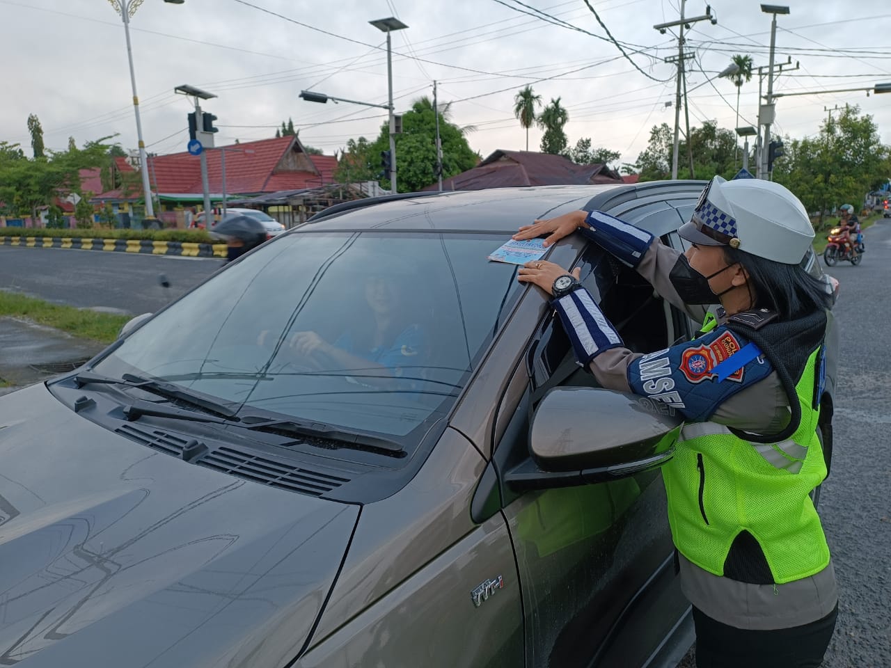 Ratusan Warga Ditegur Polisi