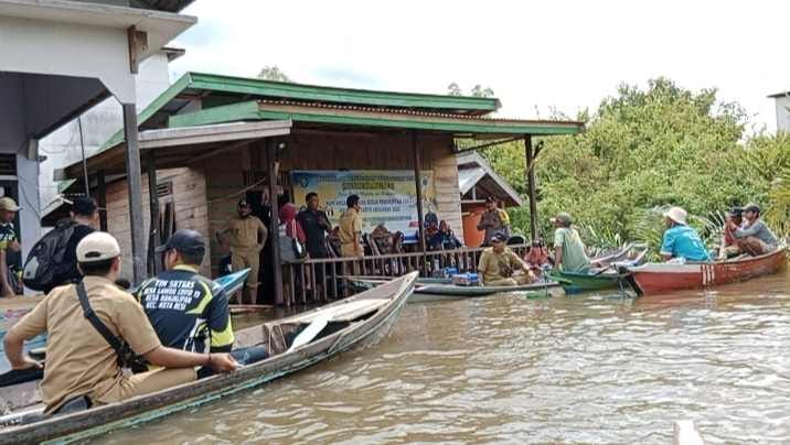 Banjir, Musrembang Digelar di Atas Perahu