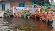 Satlantas Polres Kotim Salurkan Ratusan Paket Sembako di Desa Simpur