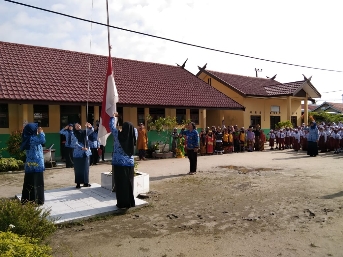Peringati Sumpah Pemuda, Guru SDN 2 Baamang Tengah Bertugas Kibarkan Bendera