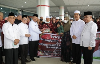 Sekda Kalteng Lepas 27 Jamaah Umrah Peraih Undian Doorprize MTQ