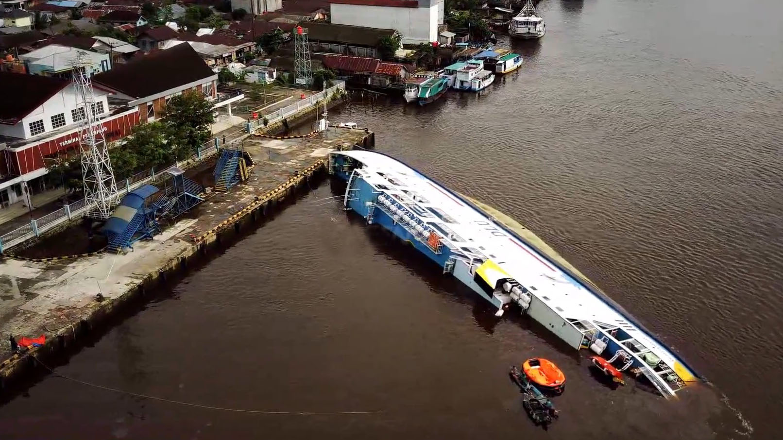 Muatan Miring, Kapal Terbalik di Pelabuhan Kumai