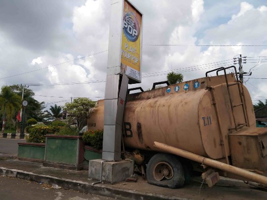 Akibat Ban Pecah Truk CPO Tabrak Median Jalan