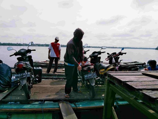 Akses Jalan Terbatas, Feri Penyeberangan Jadi Andalan Warga Pulau Hanaut