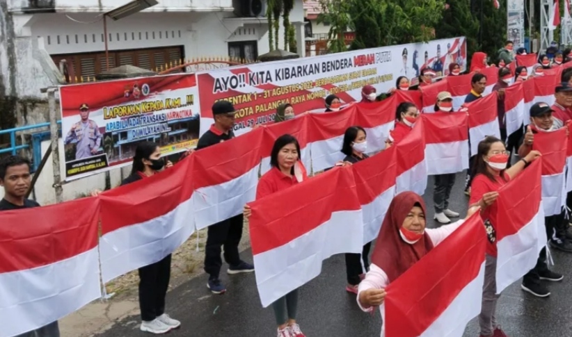 Warga Jalan Yogya Karta Dukung Pemko Palangka Raya Gerakan Pembagian 1 Juta Bendera Merah Putih