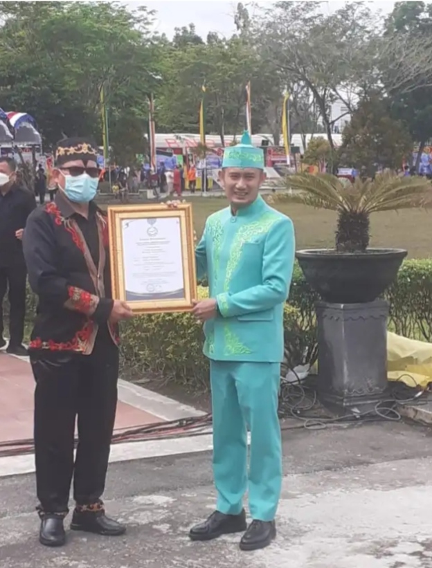 Walikota Palangka Raya Terima Penghargaan Manggala Karya Kencana
