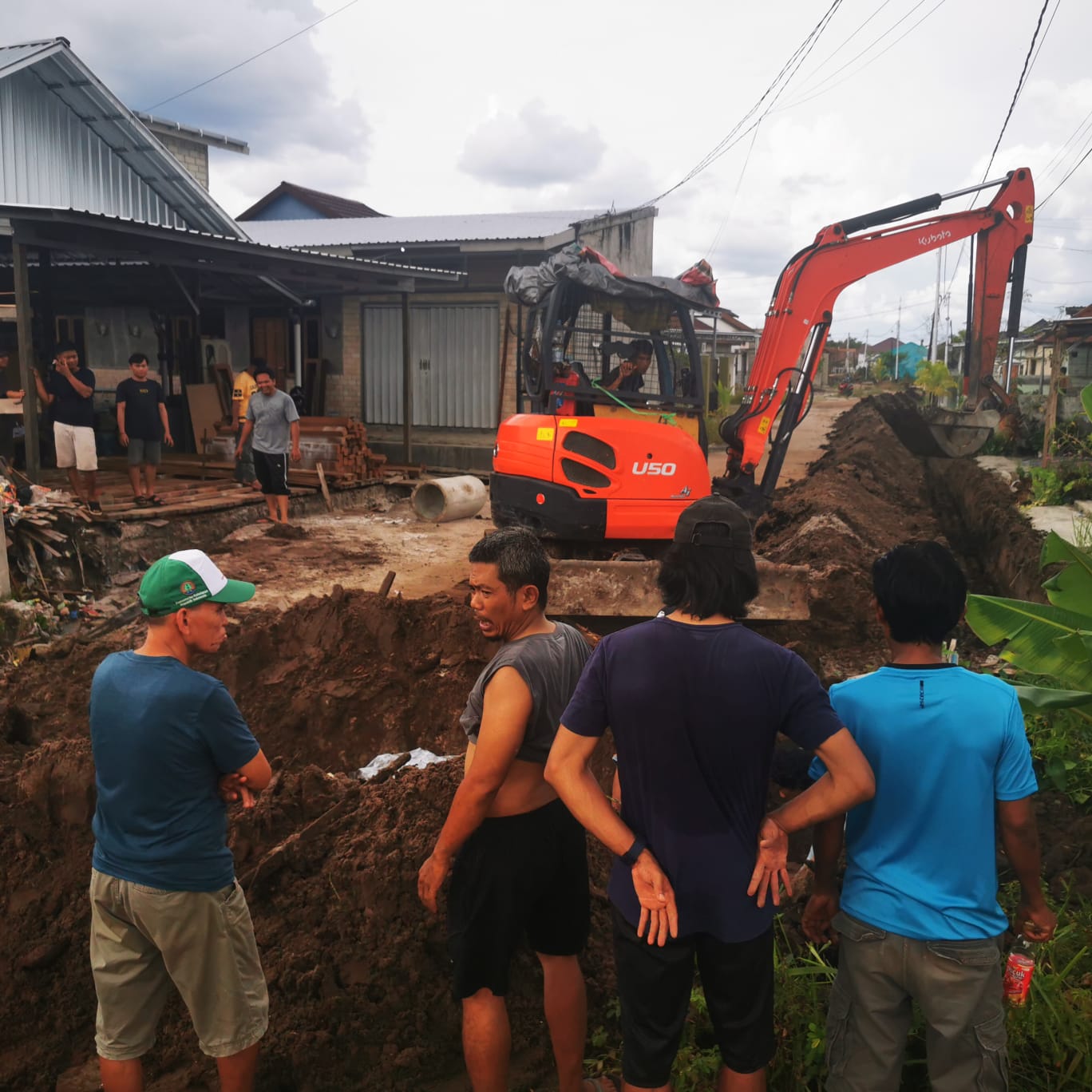 Keluhan Jalan Rusak Tak Digubris, Warga Jalan Embang Lakukan Perbaikan Secara Swadaya