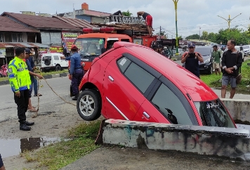 Naas, Mobil Pick Up Seruduk Mobil Agya Hingga Nyungsep ke Parit