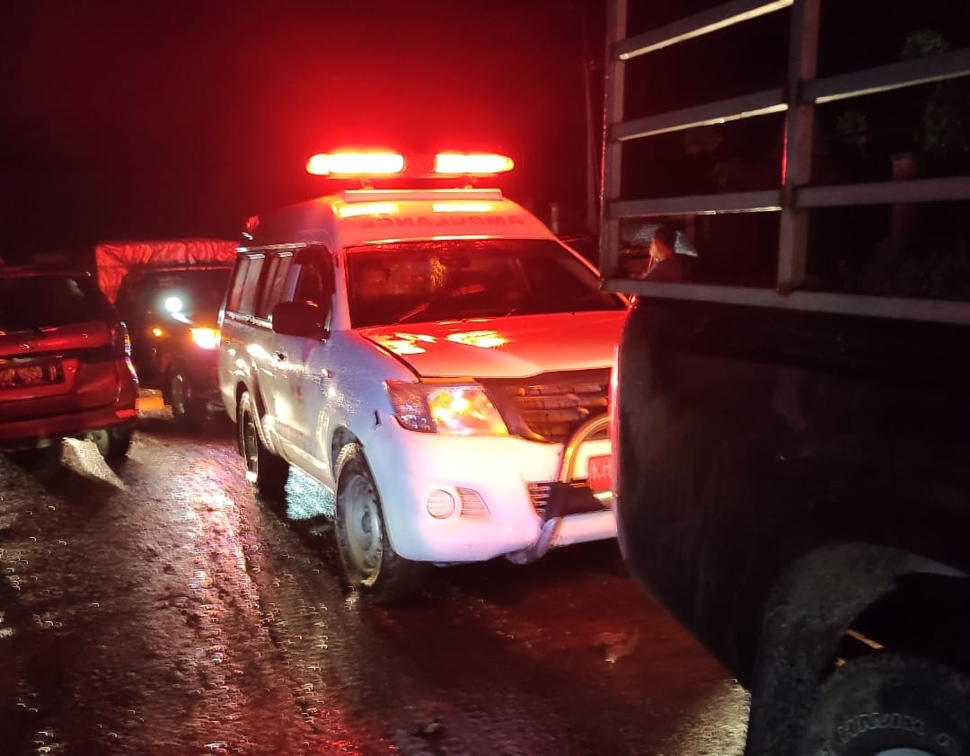 Bawa Pasien, Mobil Ambulan Terjebak Macet Jalur Palangka Raya-Kuala Kurun