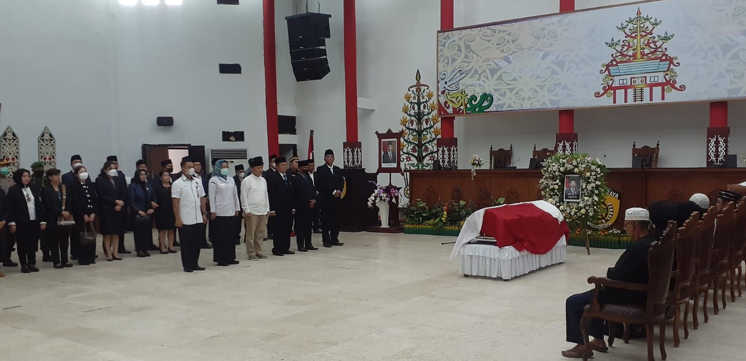 Jajaran DPRD Palangka Raya Berikan Penghormatan Terakhir Almarhum Jum’atni