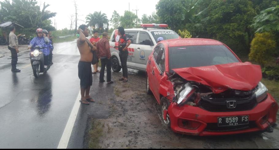 Diduga Lalai, Sopir Mobil Brio Hantam Pembatas Jalan