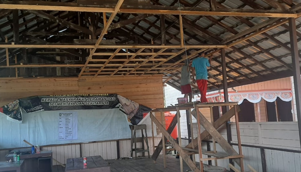 Difasilitasi PT.RMU, Pemdes Ganepo Rehab Kantor Desa