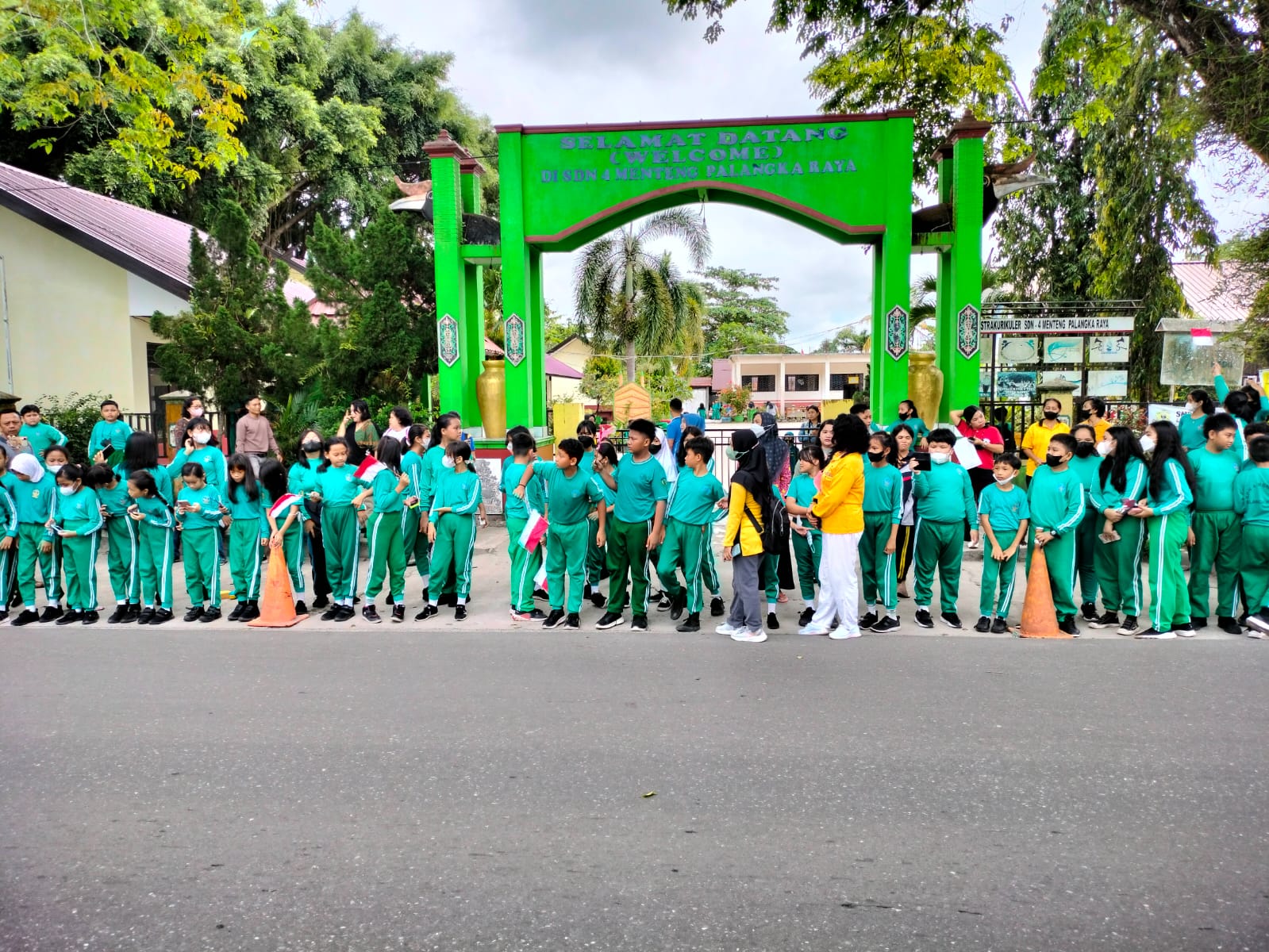 Saksikan Arak-arakan Adipura Masyarakat dan Pelajar Tumpah Ruah di Pinggir Jalan
