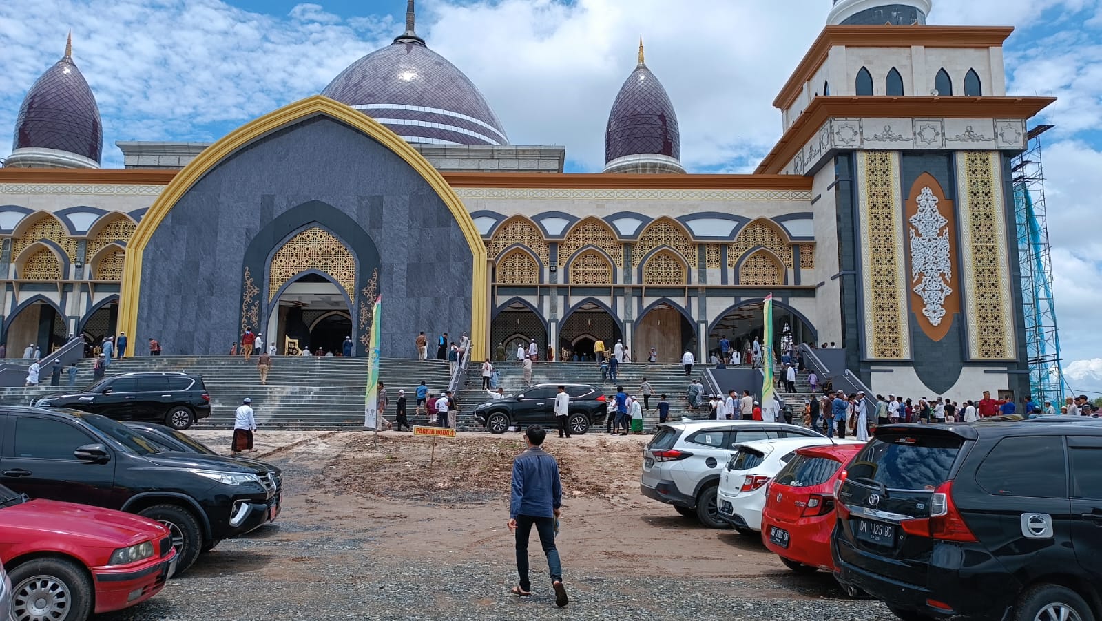 Salat Jumat Perdana, Warga Padati Masjid Agung Kubah Kecubung