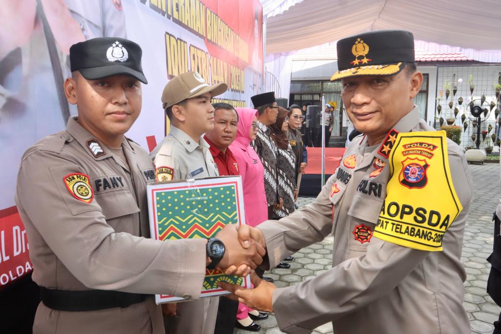 Jelang Idul Fitri 1444 H, Polda Kalteng Gelar Bazar Murah dan Bagikan Bingkisan Lebaran