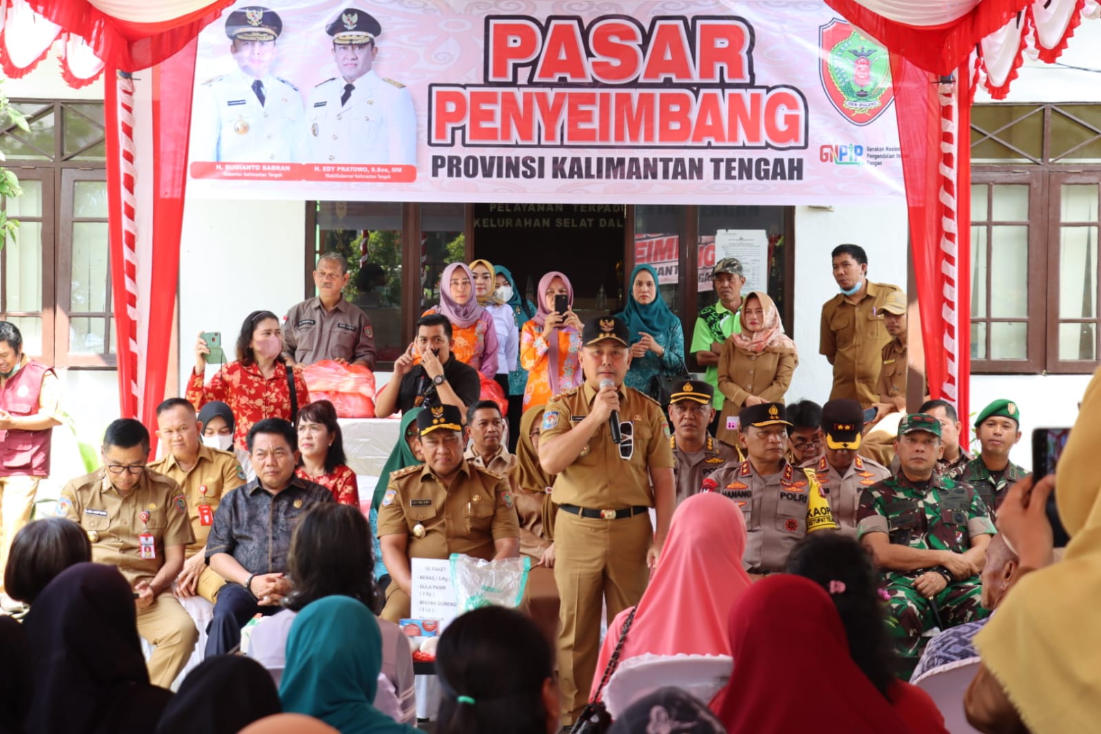 Kapolda Kalteng Bersama Gubernur dan Danrem Tinjau Pasar Penyeimbang di Kapuas