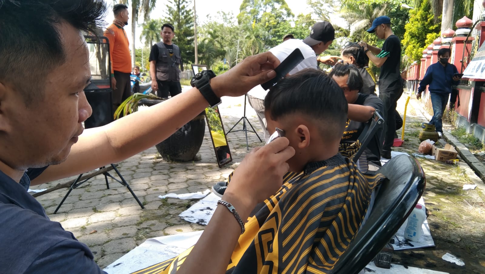 Komunitas Barbershop Sampit Gelar Cukur Rambut Gratis di Taman Kota