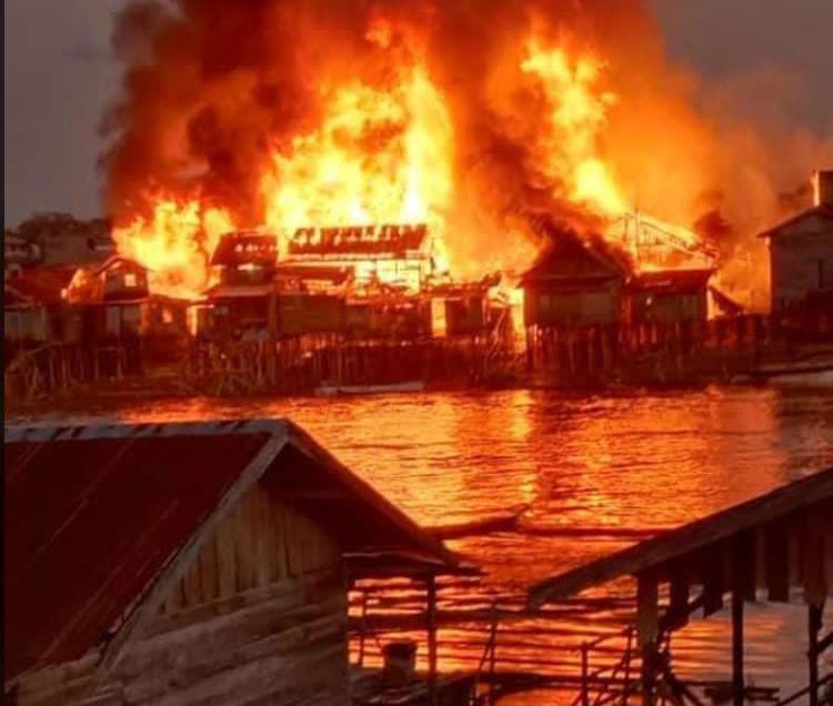 Flamboyan Bawah Membara, Puluhan Rumah Hangus Terbakar