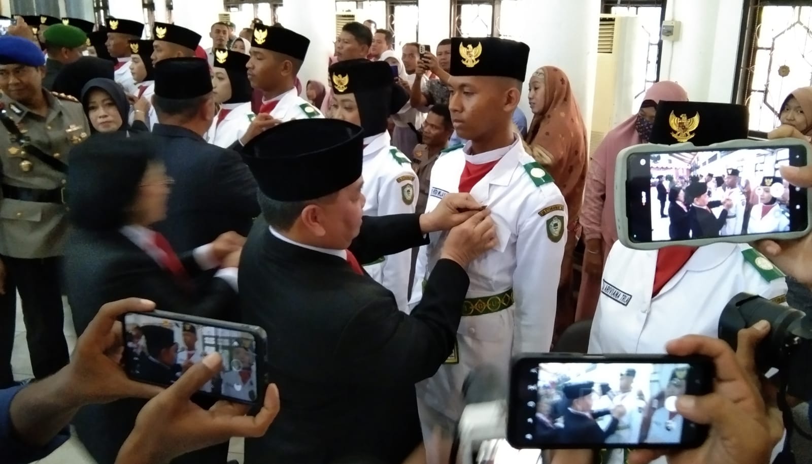 Bupati Kotim Kukuhkan 71 Anggota Pasukan Pengibar Bendera Pusaka