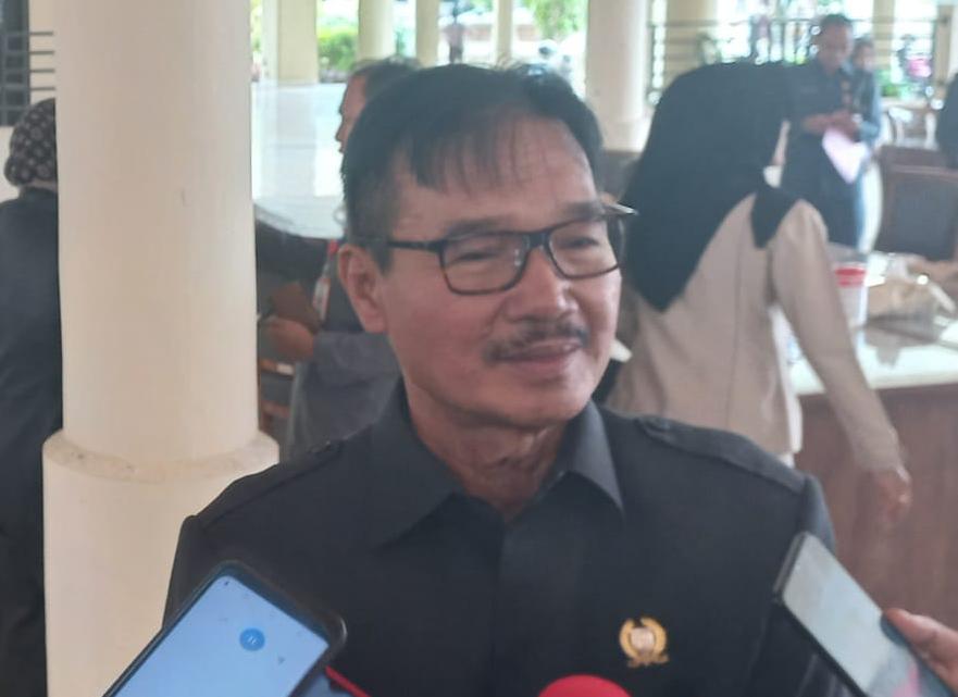 Ketua DPRD Barsel Imbau Masyarakat Pasang Bendera Merah Putih