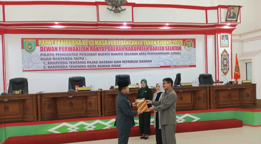 Pj. Bupati Serahkan Dua Renperda di Sidang Paripurna