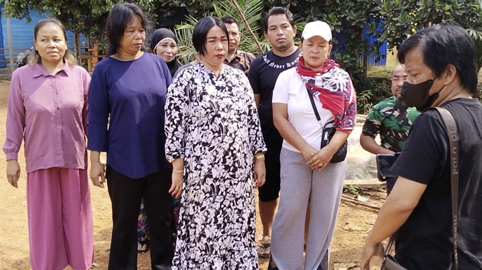 Emak-emak di Desa Ubar Tutup Akses Jalan Truk Pengangkut Buah Sawit