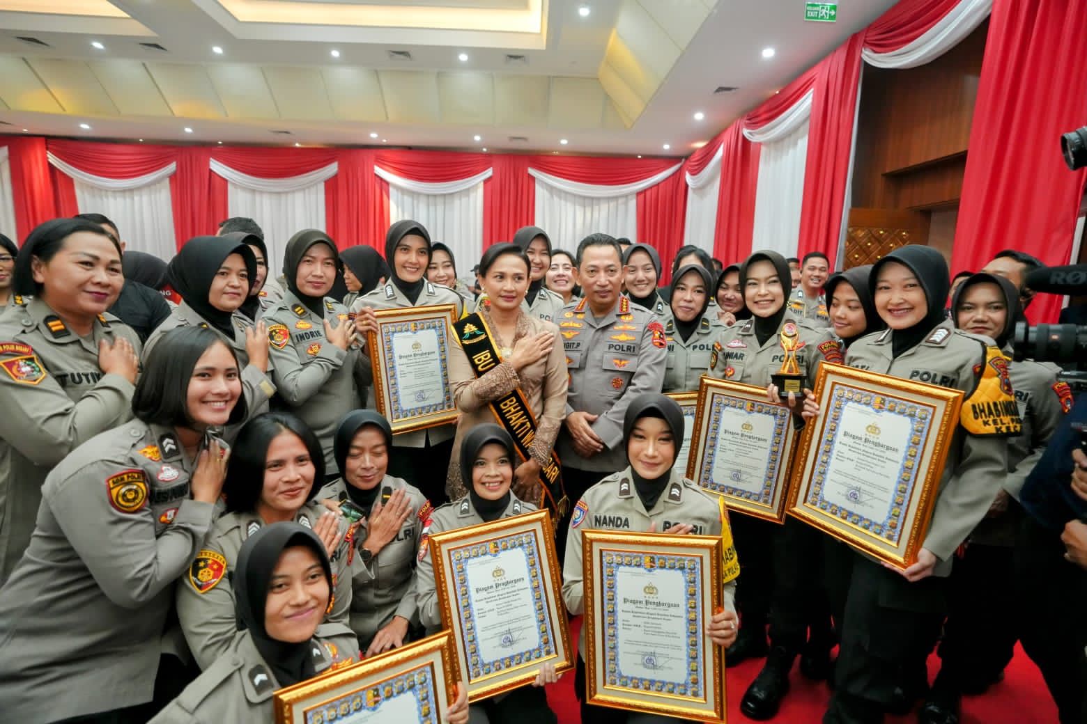 Prestasi Membanggakan, 2 Polwan Polda Kalteng Raih Penghargaan Kapolri