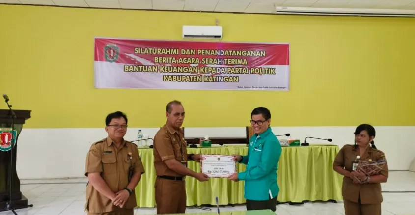 Pemkab Katingan Serahkan Bantuan Keuangan Ke 10 Parpol