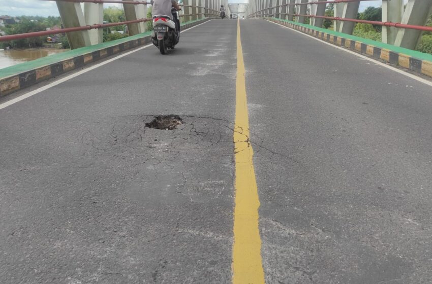 Waspada…! Aspal Jembatan Sei Katingan Berlubang