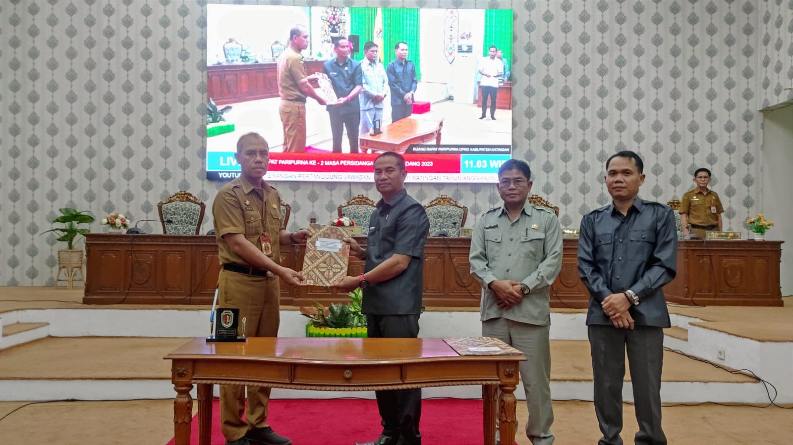 Ketua DPRD Serahkan Dokumen Rekomendasi Dan Penetapan LKPj Bupati Tahun 2022