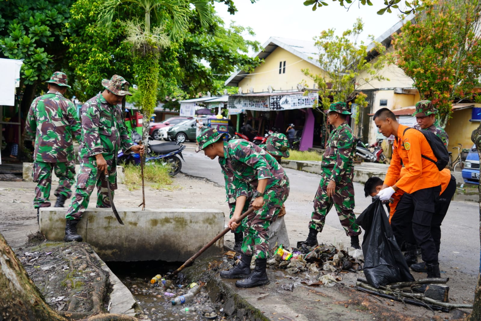 Danrem 102/Pjg Bersama Anggota dan Masyarakat Bersihkan Kawasan Pasar Kahayan