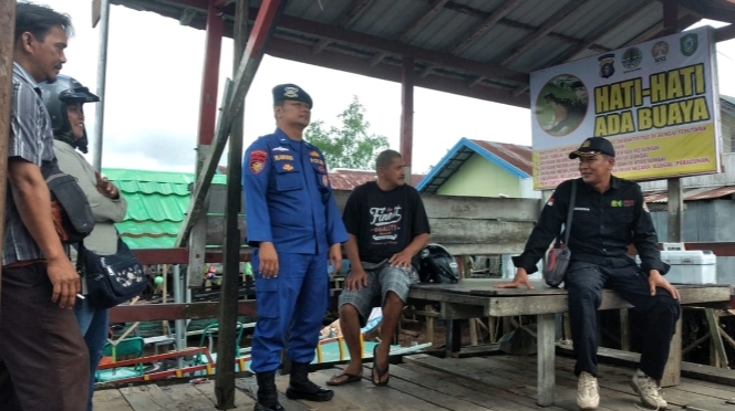 Buaya Kerap Muncul, BKSDA Pos Jaga Sampit Pasang Spanduk Himbauan