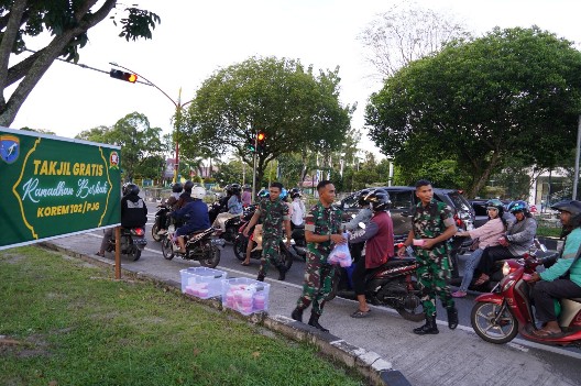 Korem 102/Pjg Bagikan Takjil Selama Bulan Ramadhan