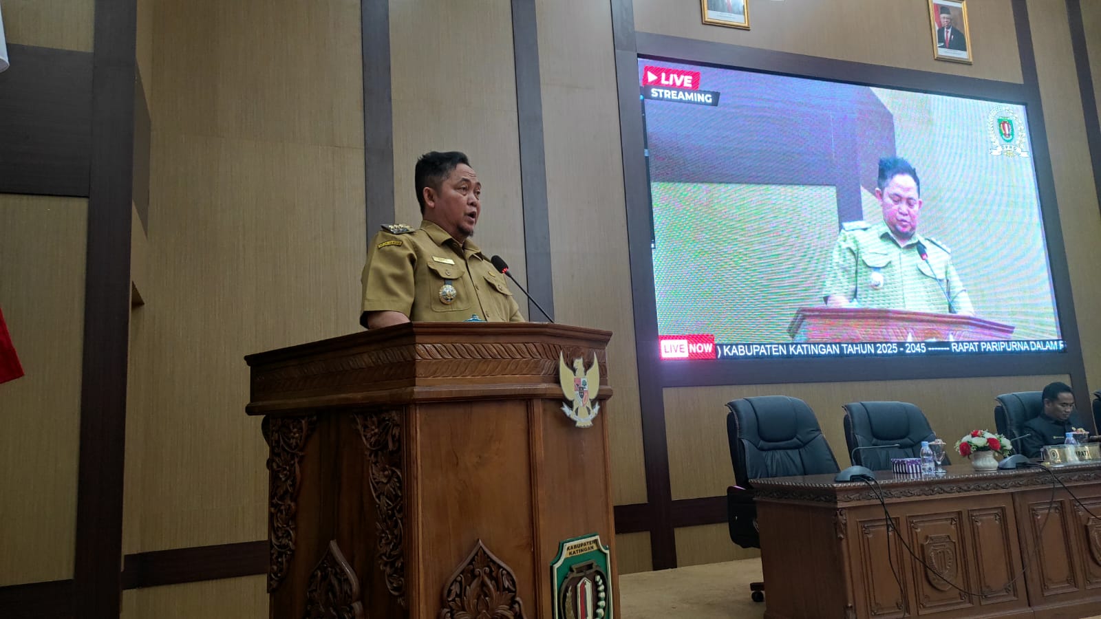 Pj. Bupati Bacakan Lansung Pidato Pengantar  Raperda Tentang RPJPD Katingan