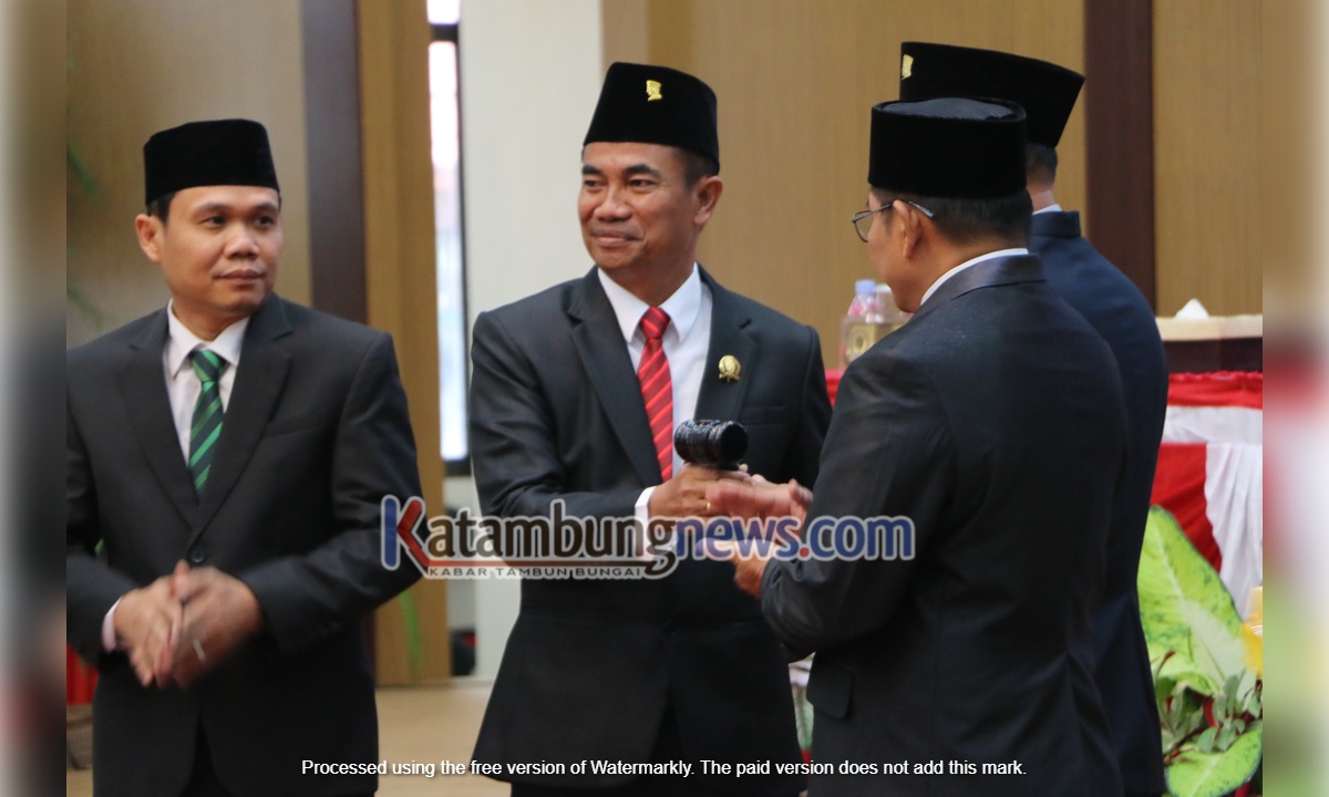 Marwan Serahkan Palu Kepemimpinan Dan Buku Memori Kepada Pimpinan Sementara DPRD Katingan