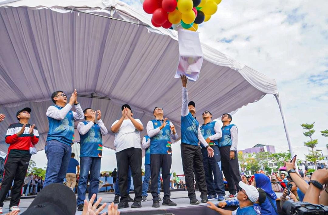 Pembukaan Gubernur Cup Tahun 2025, diawali dengan Pelepasan Jalan Sehat oleh Wagub Kalteng